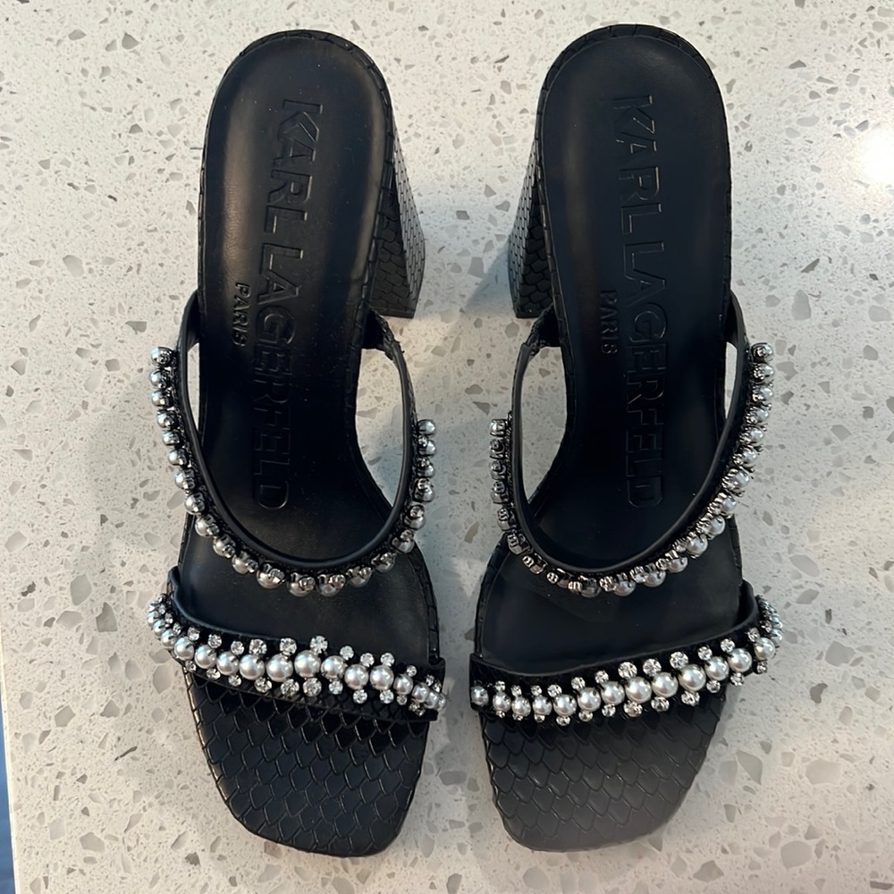 Open toe sandals.